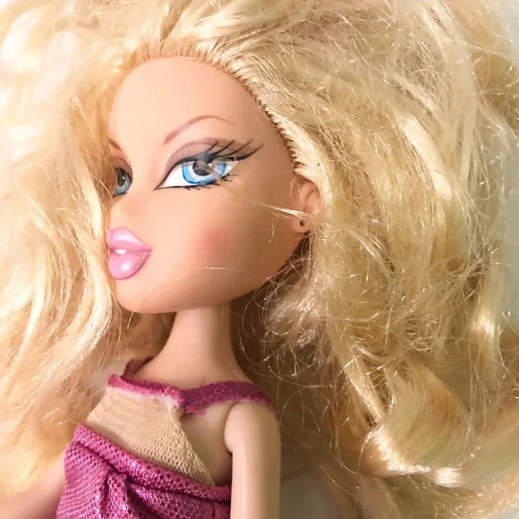 MGA Bratz Cloe Fashion Show Evening Wear  Doll Flaws TLC - Picture 16 of 16